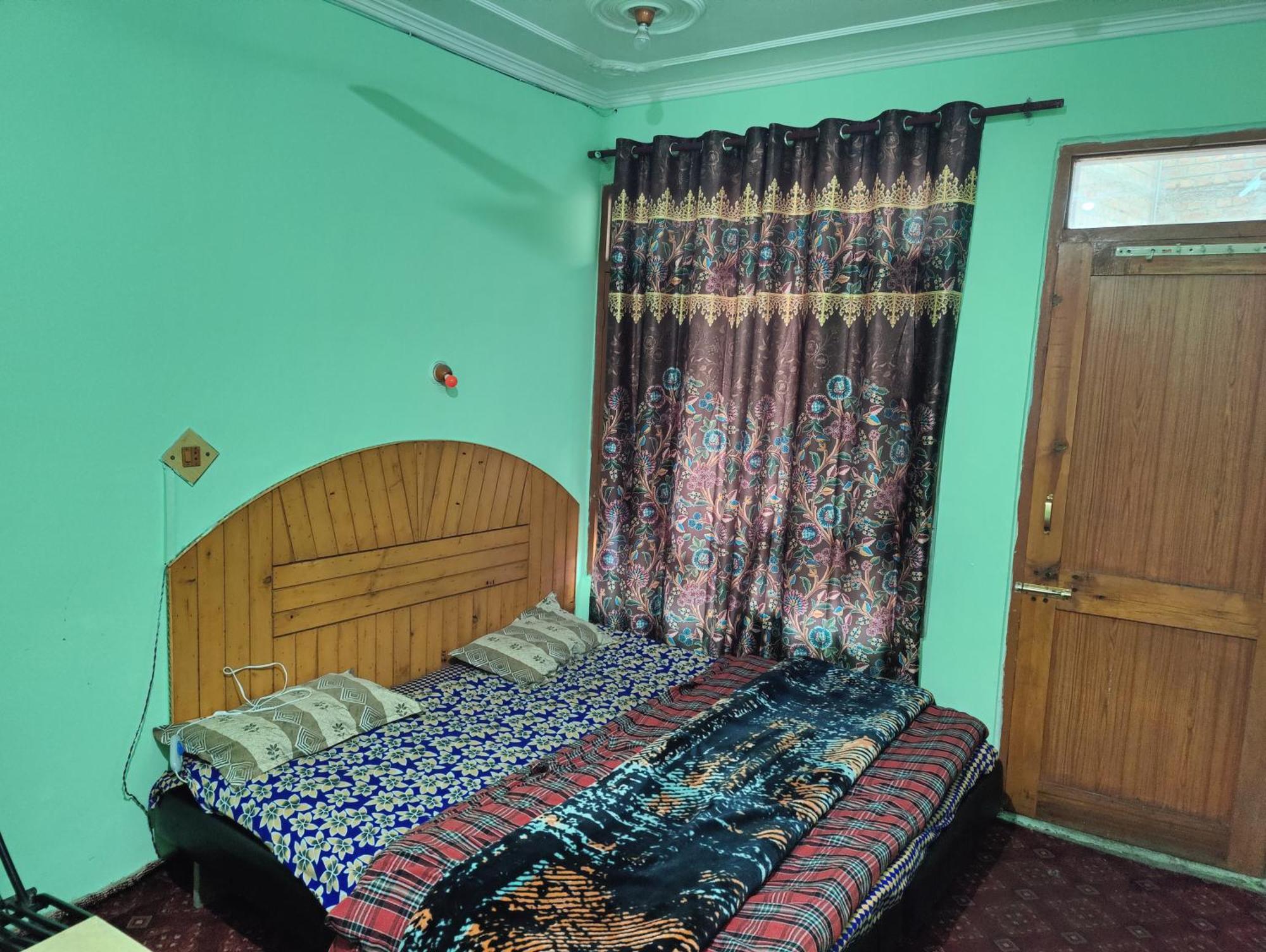 Hotel Sharjah Kashmir Srinagar (Jammu and Kashmir)