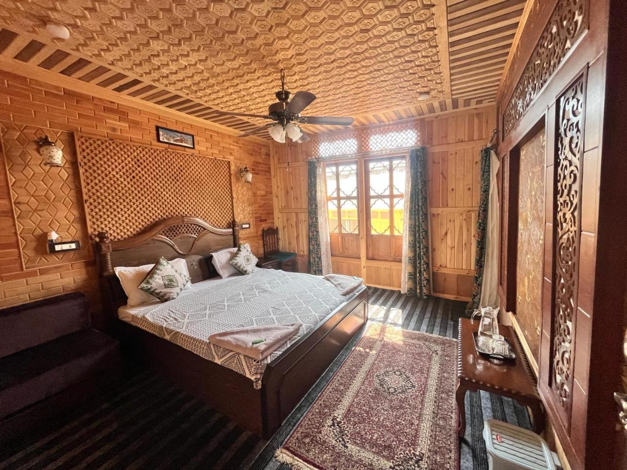 Dalalke Houseboats Hotel