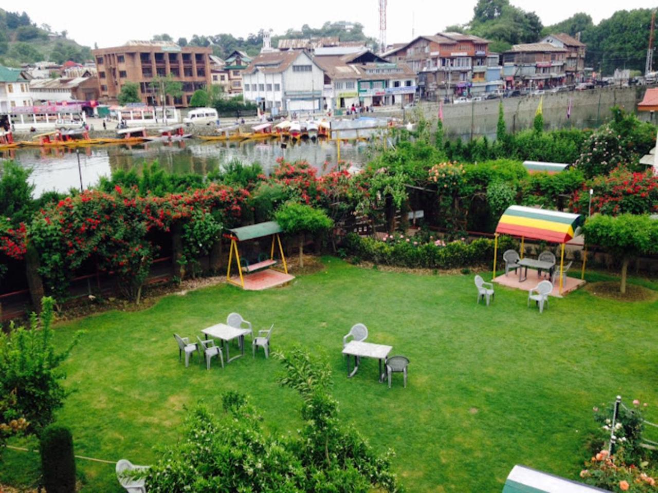 Hotel Hotel Akbar At Dal Lake Ghat Number 1 3*