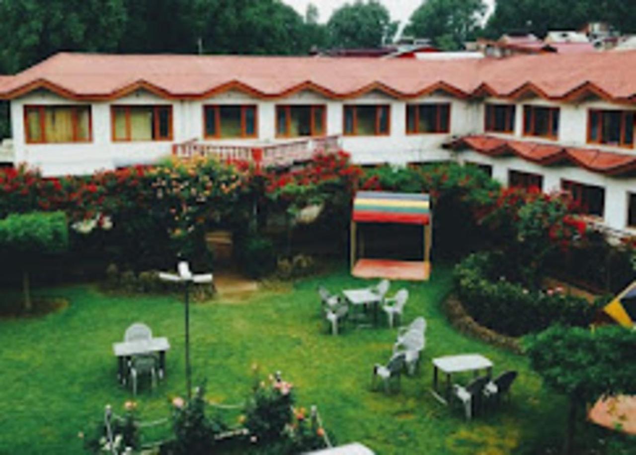Hotel Akbar At Dal Lake Ghat Number 1 Srinagar (Jammu and Kashmir)
