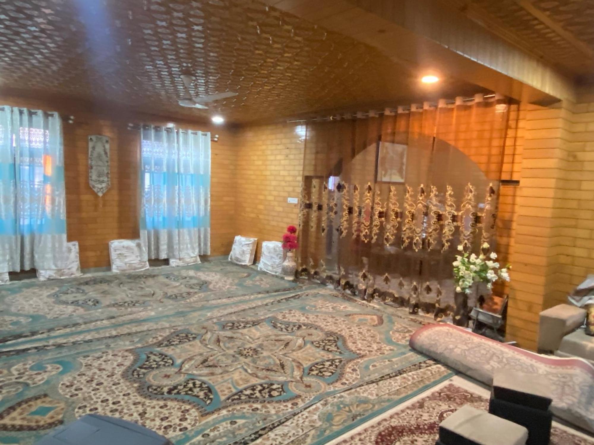 Villa Visiting Srinagar (Jammu and Kashmir)