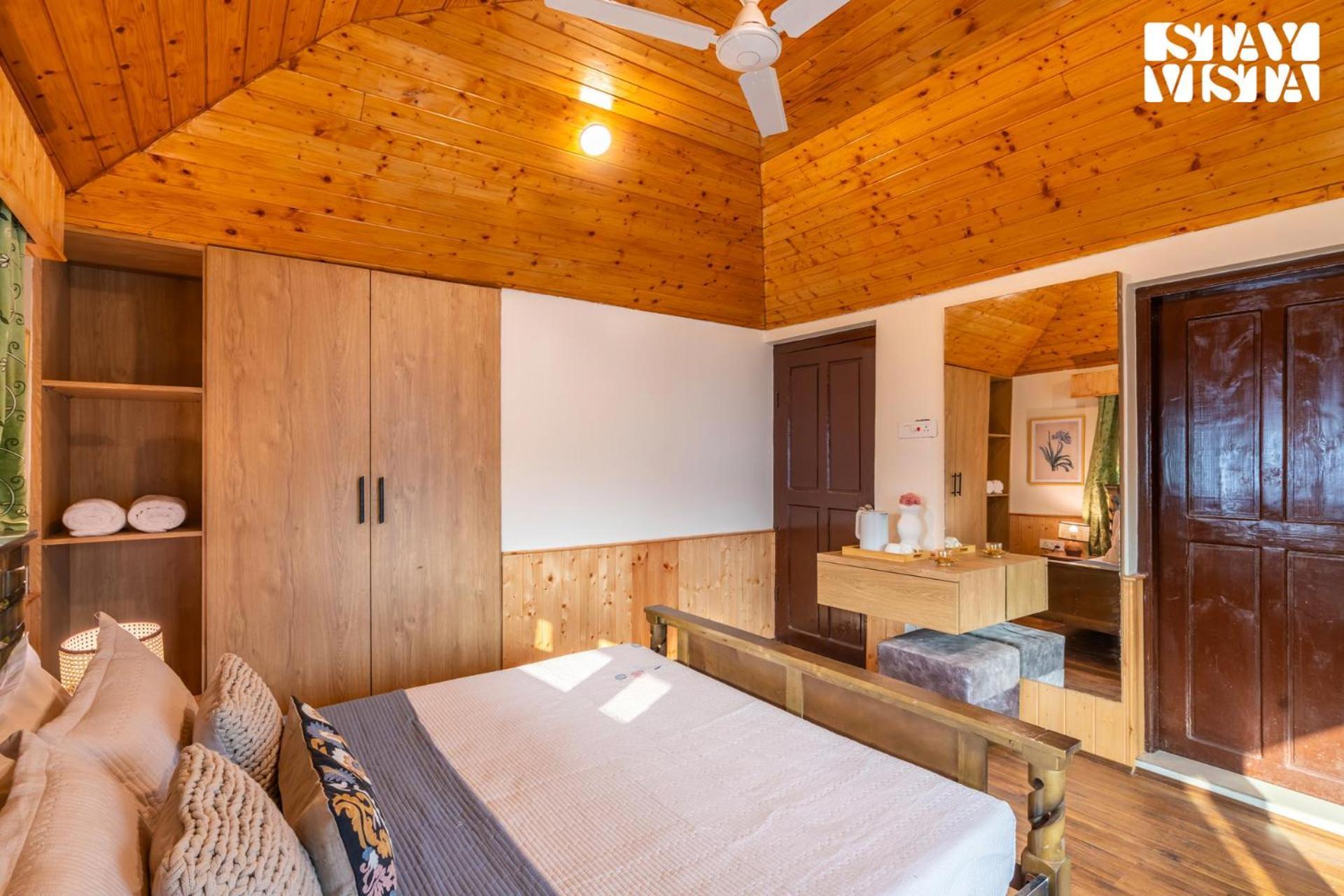 Villa Stayvista At Riverscape With Views, Wifi, Heater Srinagar (Jammu and Kashmir)