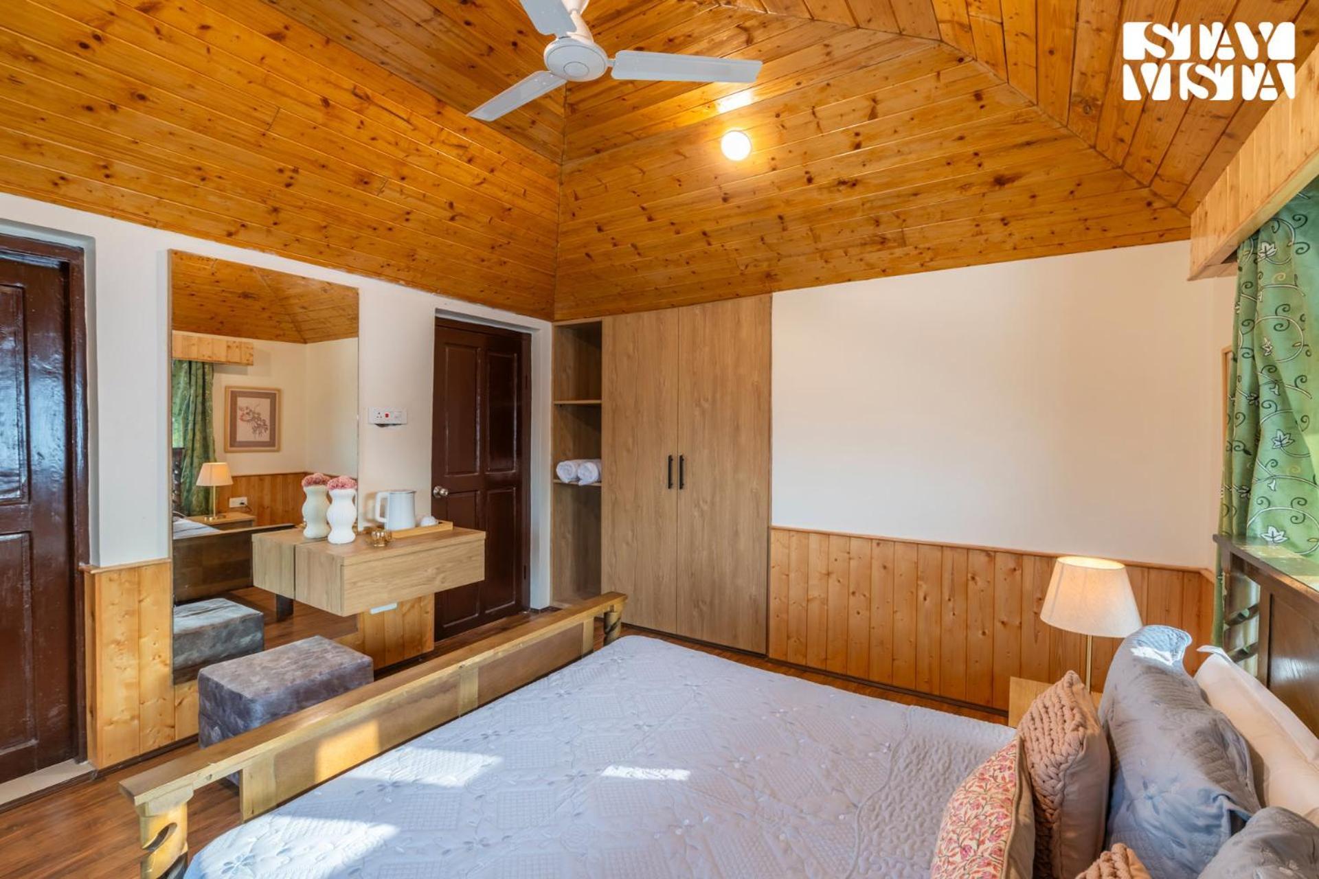 Villa Stayvista At Riverscape With Views, Wifi, Heater Srinagar (Jammu and Kashmir)