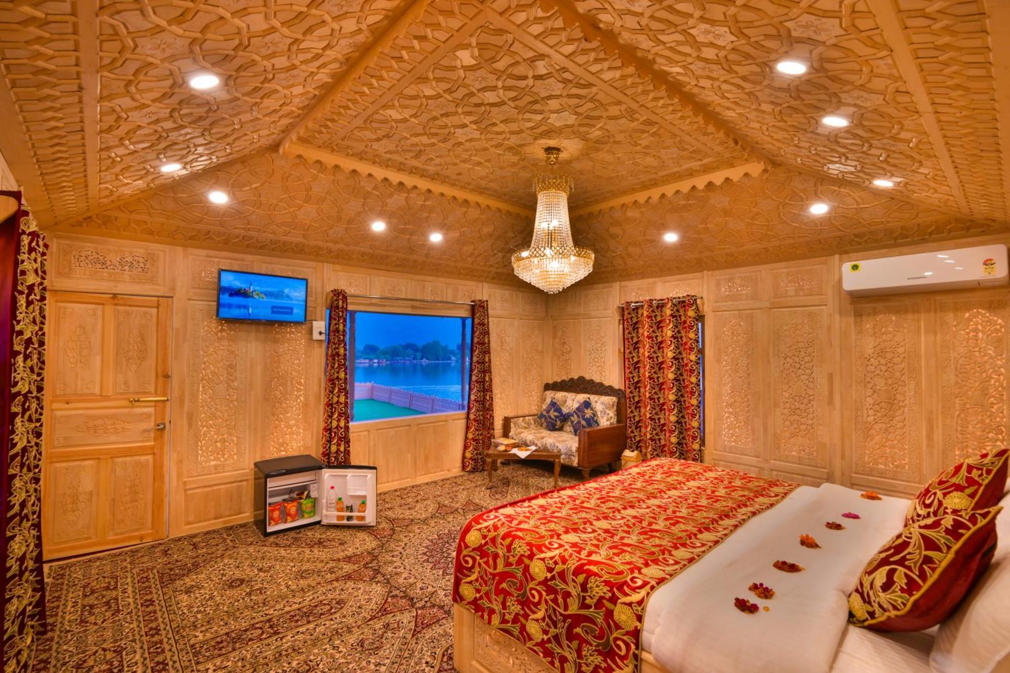 Hotel Wangnoo Heritage Houseboats 4*