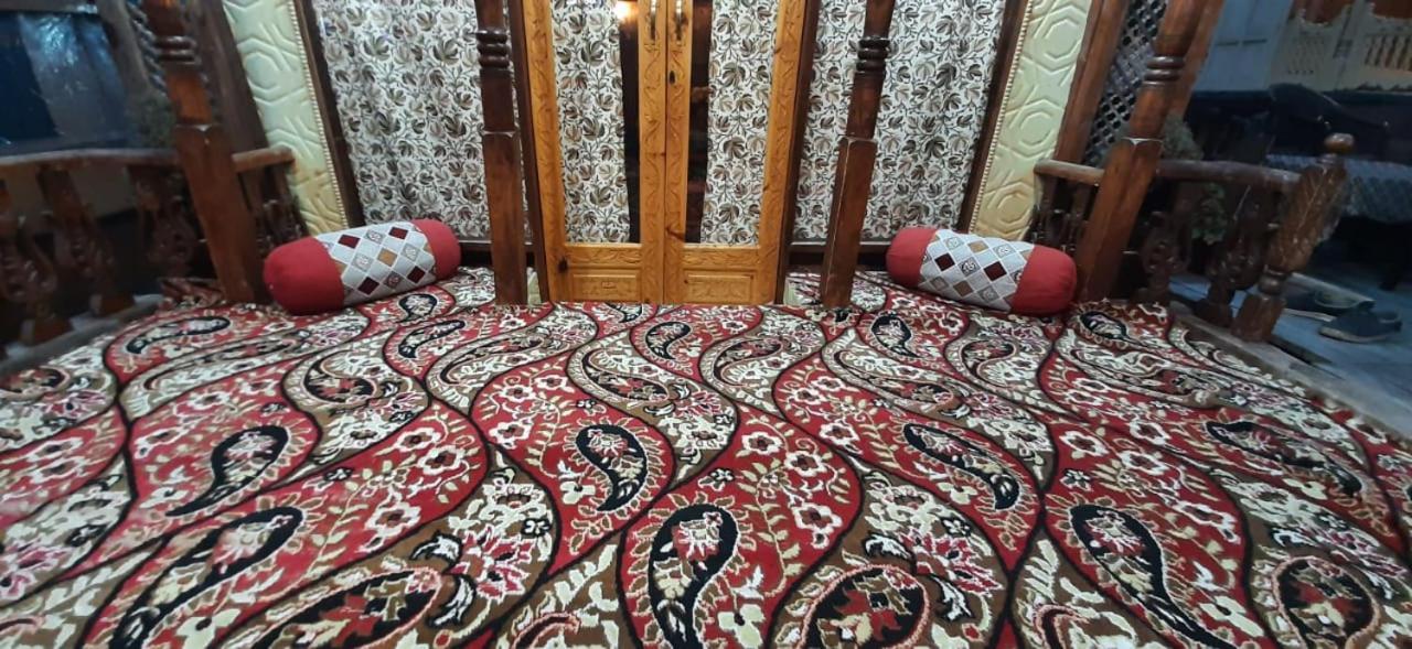 Hotel Houseboat 3*