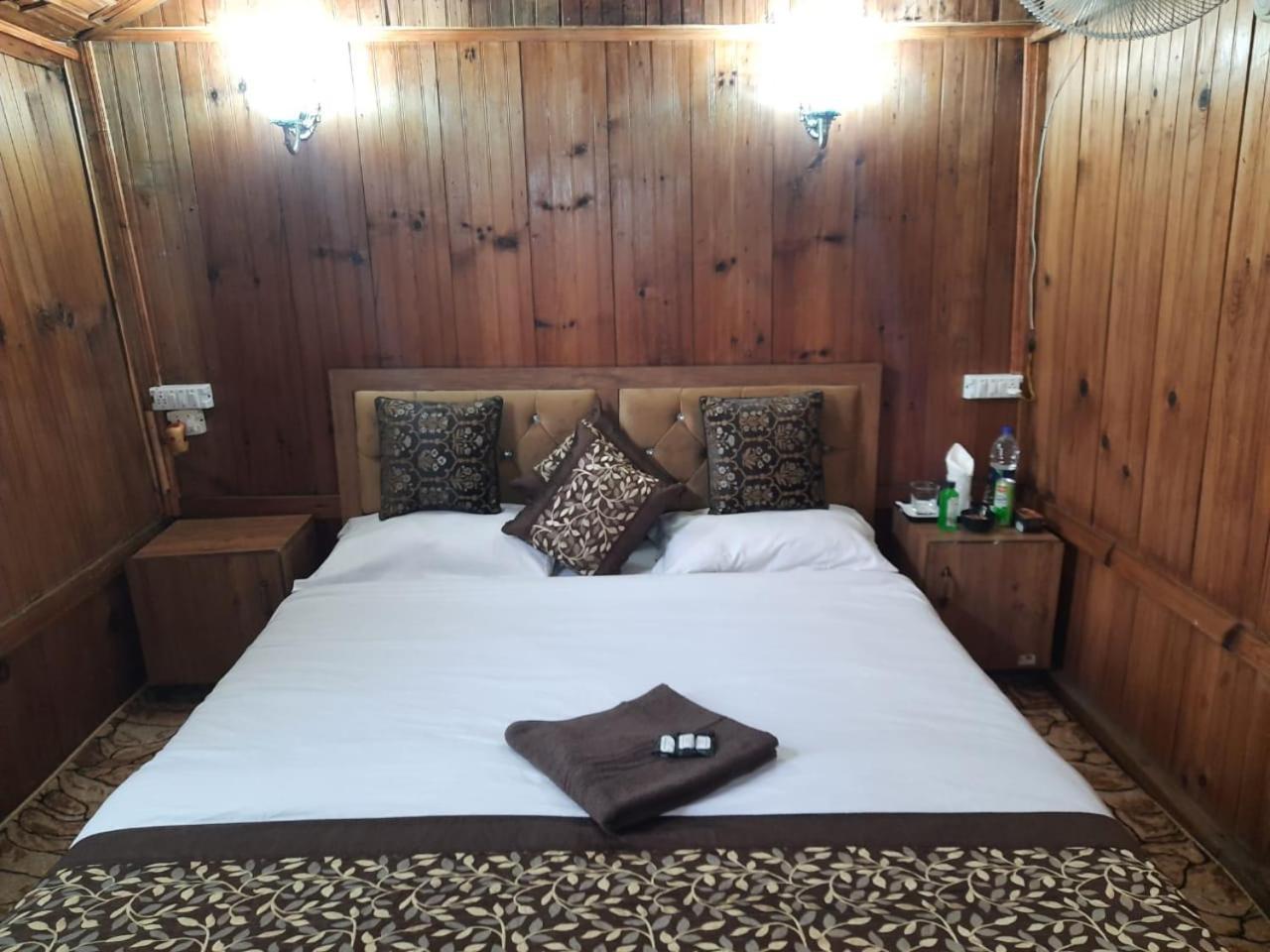 Hotel Houseboat Srinagar (Jammu and Kashmir)