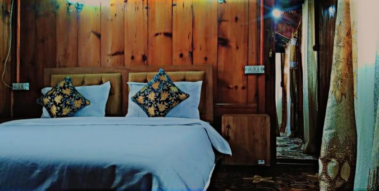 Hotel Houseboat