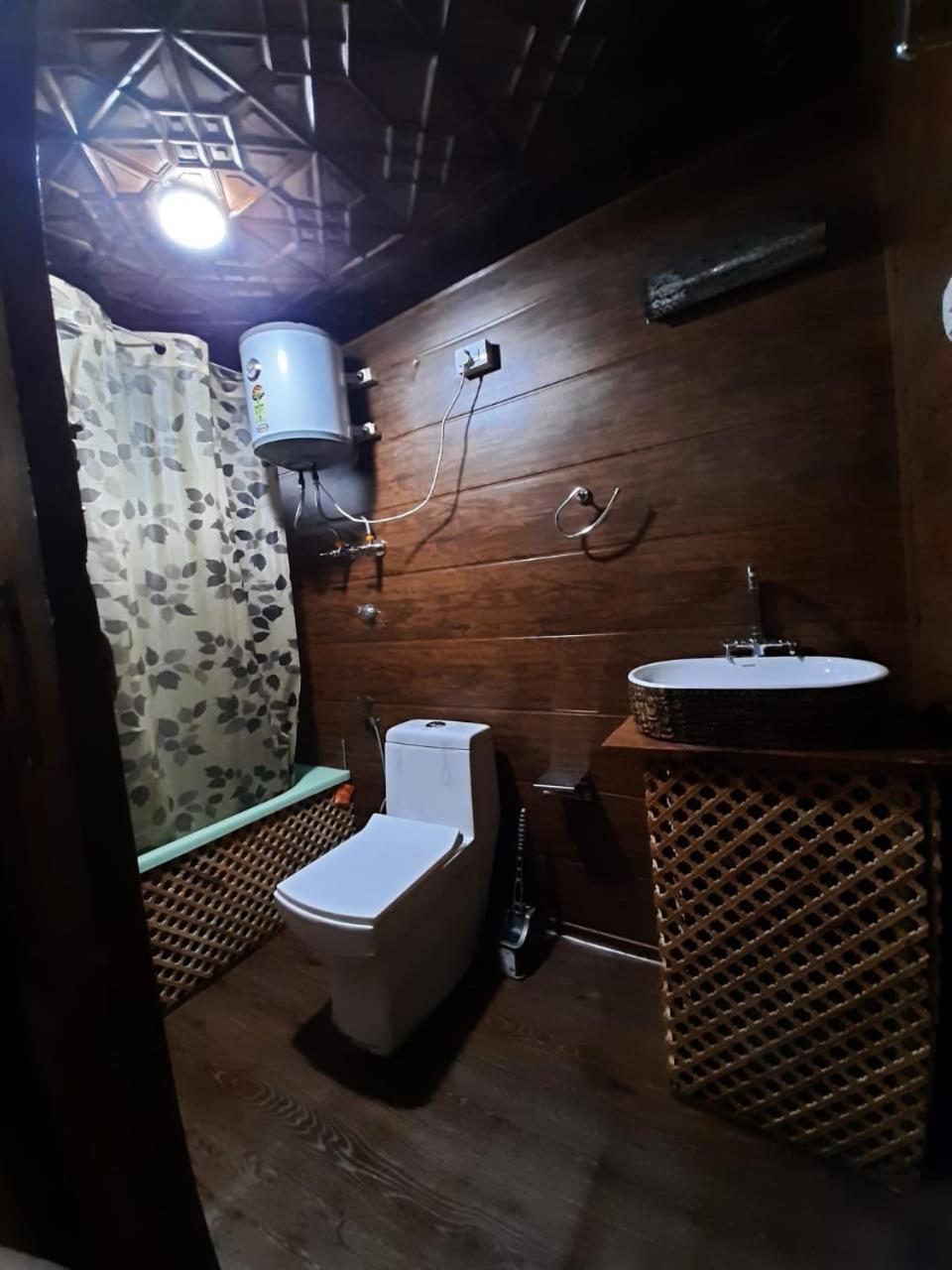 Hotel Houseboat Srinagar (Jammu and Kashmir)
