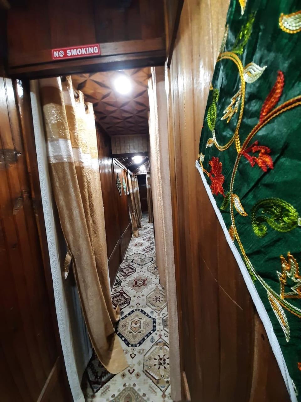 Houseboat Hotel 3*