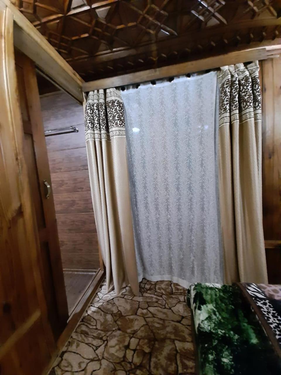 Hotel Houseboat Srinagar (Jammu and Kashmir)