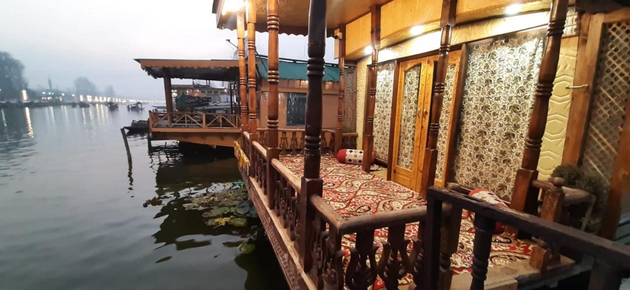 Houseboat Hotel 3*