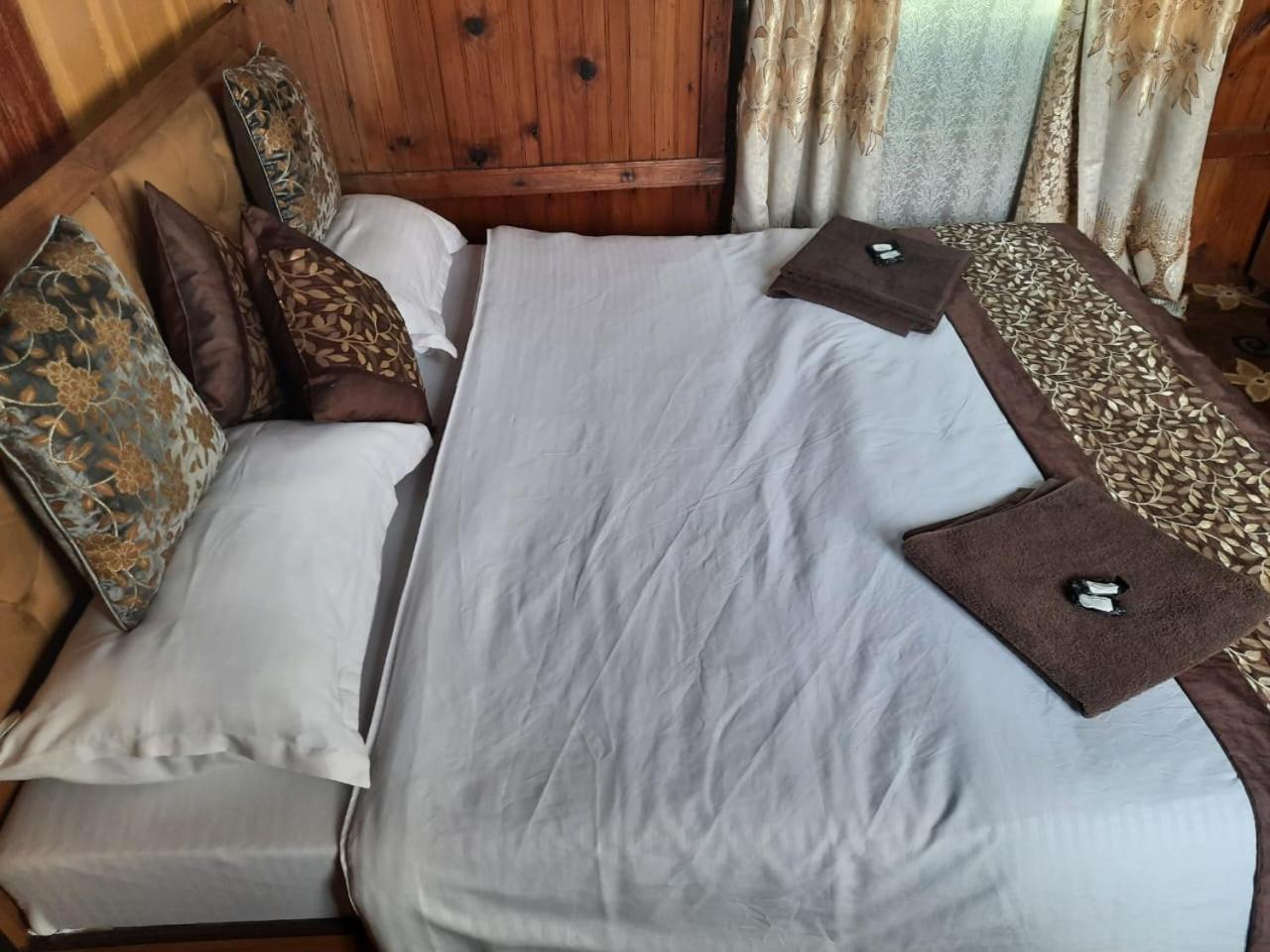 Hotel Houseboat Srinagar (Jammu and Kashmir)
