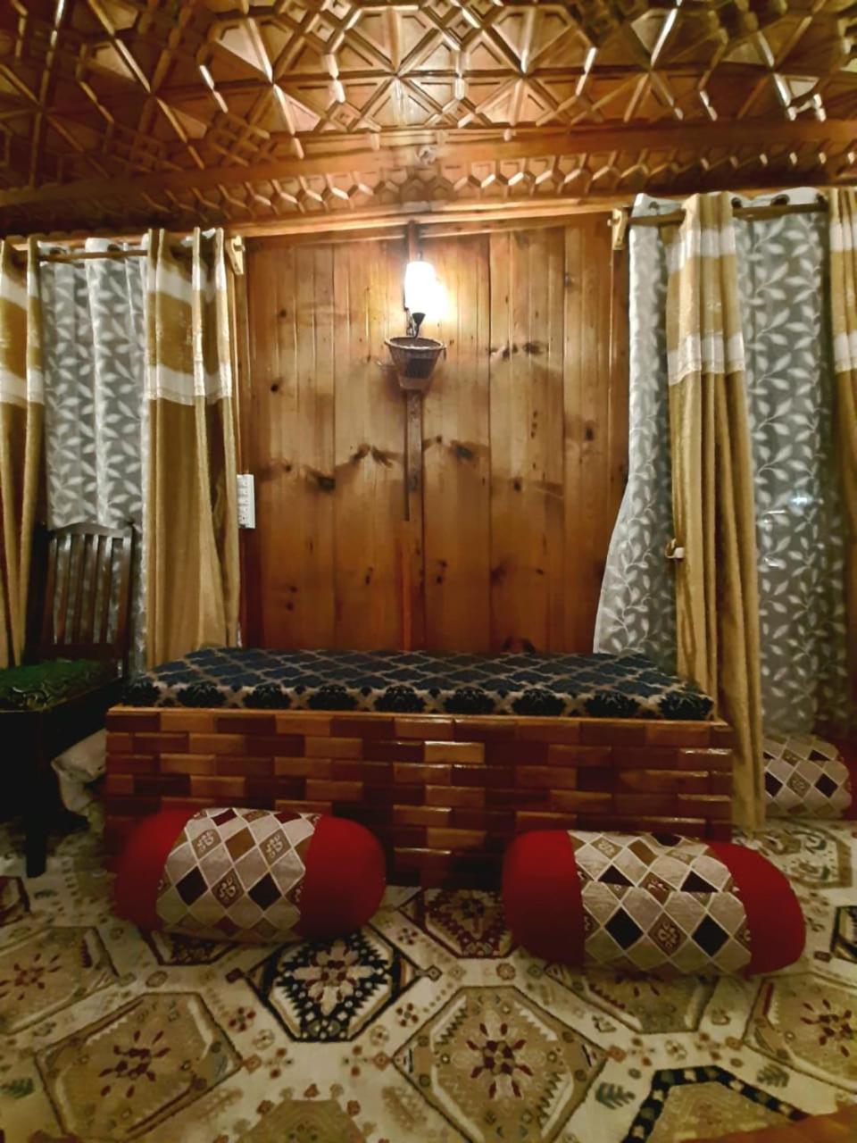Houseboat Srinagar (Jammu and Kashmir)