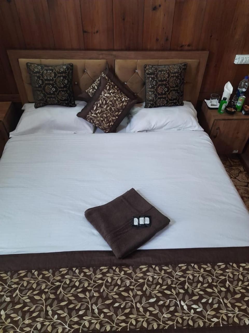 Houseboat 3*