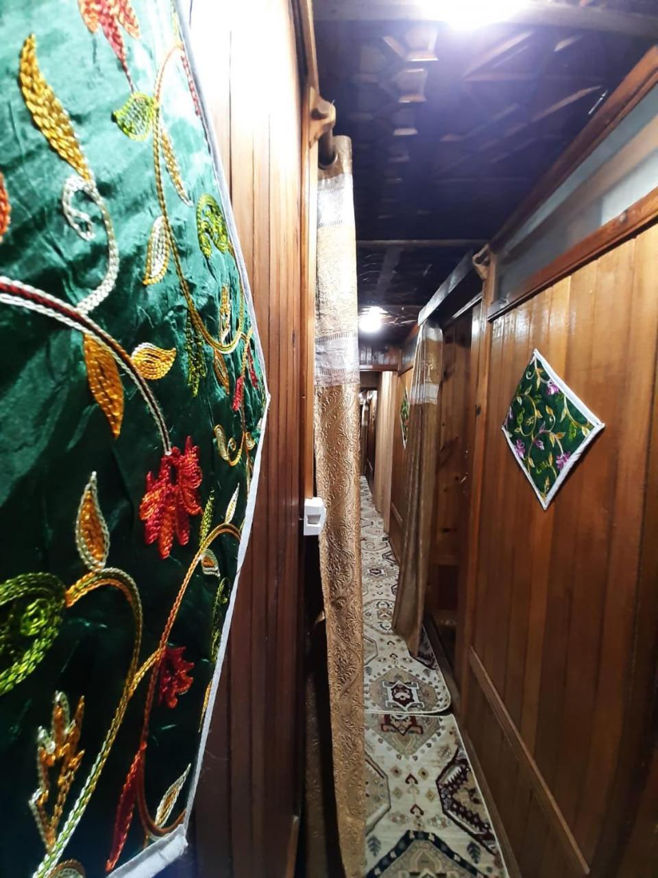 Houseboat Hotel 3*