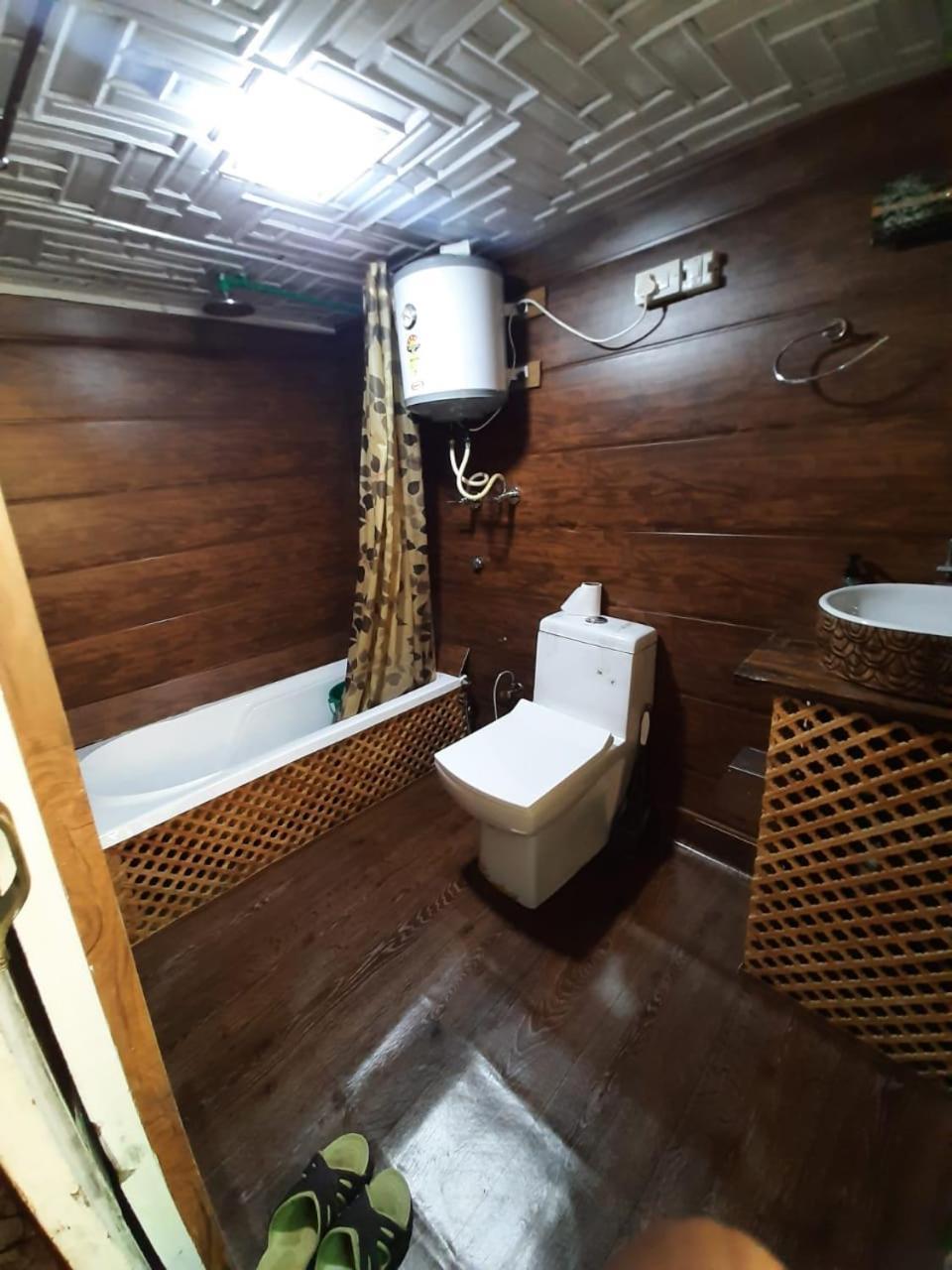 Hotel Houseboat 3*