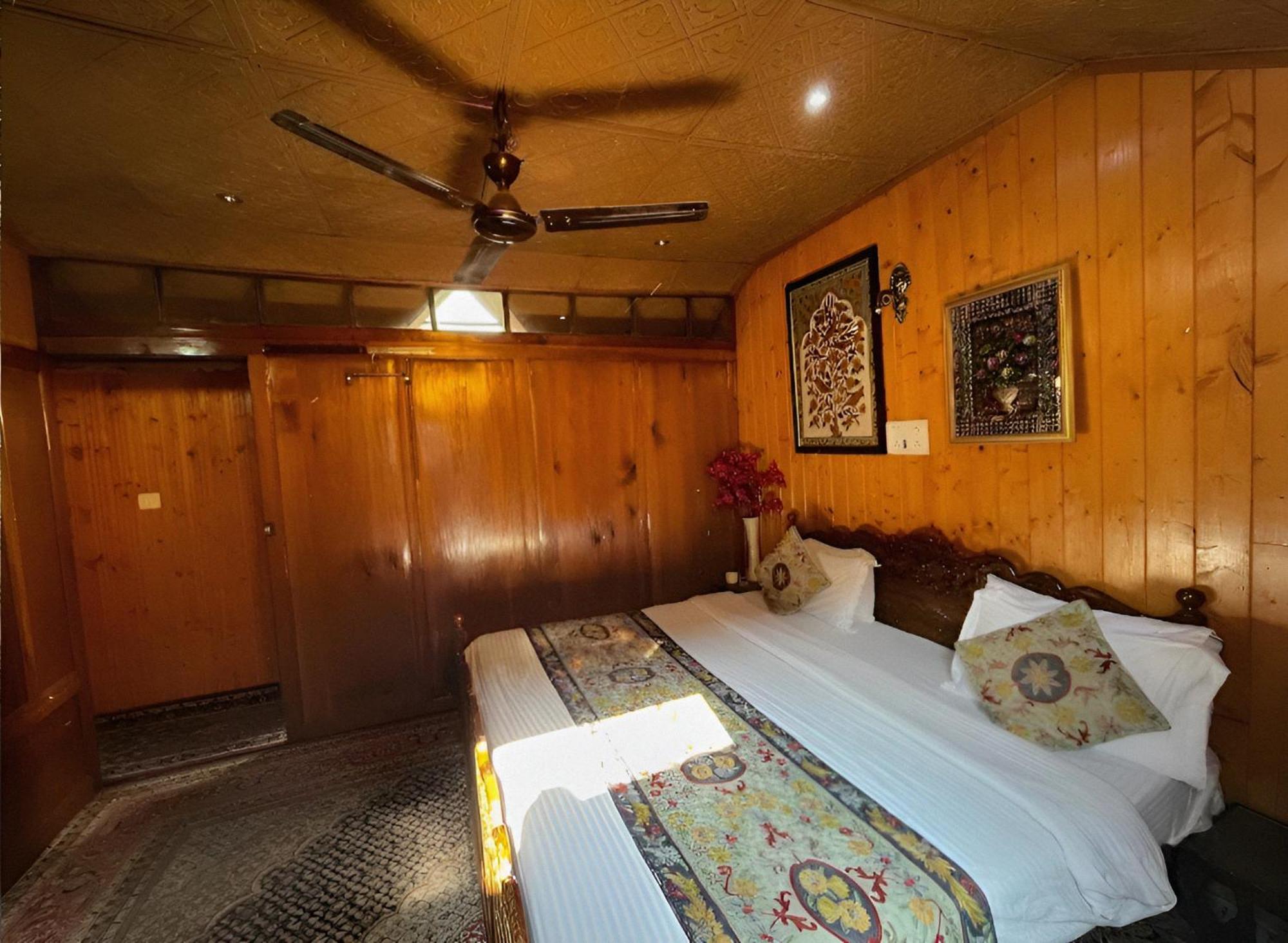 The Hareem Group Of Houseboats Hotel