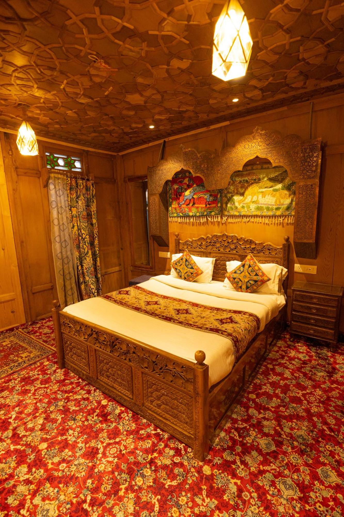 The Hareem Group Of Houseboats Hotel