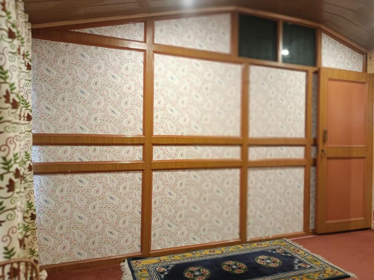 Zoz Hazratbal Guest house Srinagar (Jammu and Kashmir)