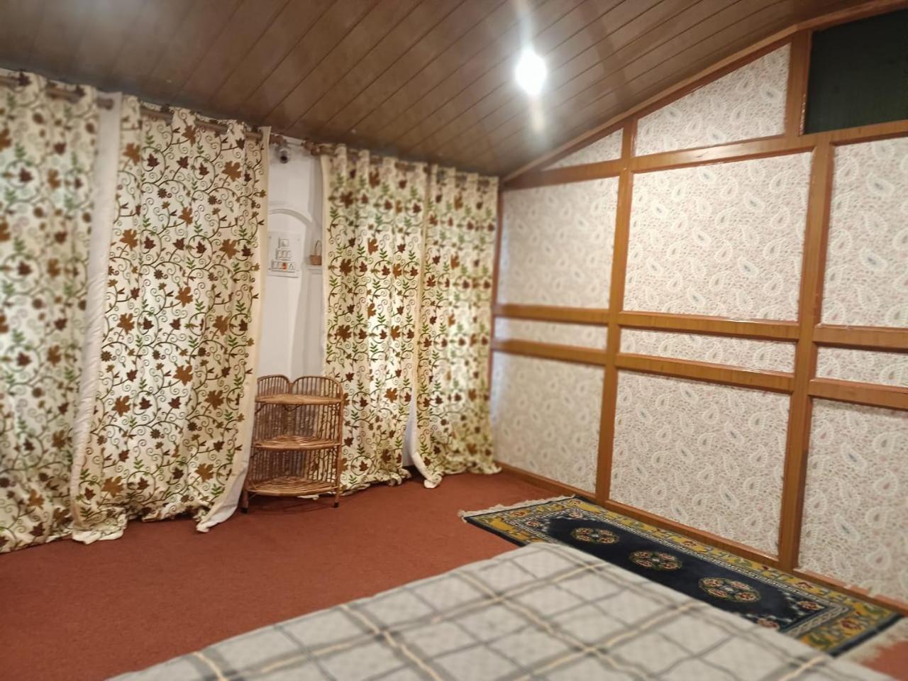 Guest house Zoz Hazratbal Srinagar (Jammu and Kashmir)
