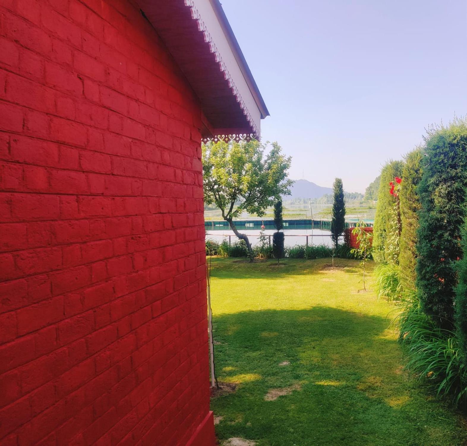 Zoz Hazratbal Guest house *