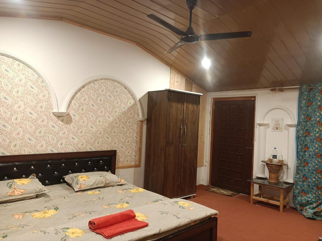 Zoz Hazratbal Guest house Srinagar (Jammu and Kashmir)
