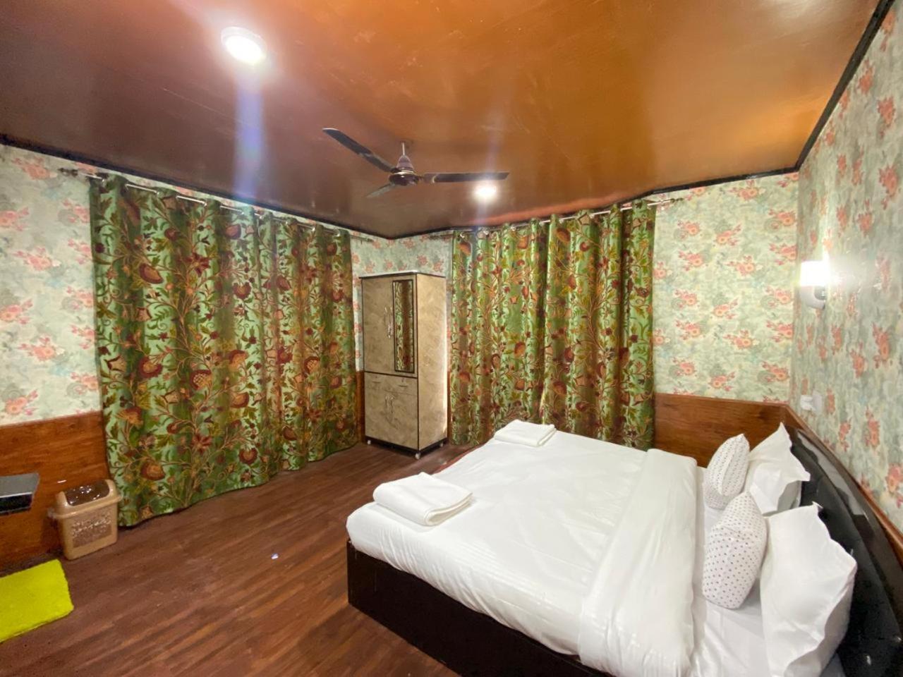Naseem Hotel Srinagar (Jammu and Kashmir)