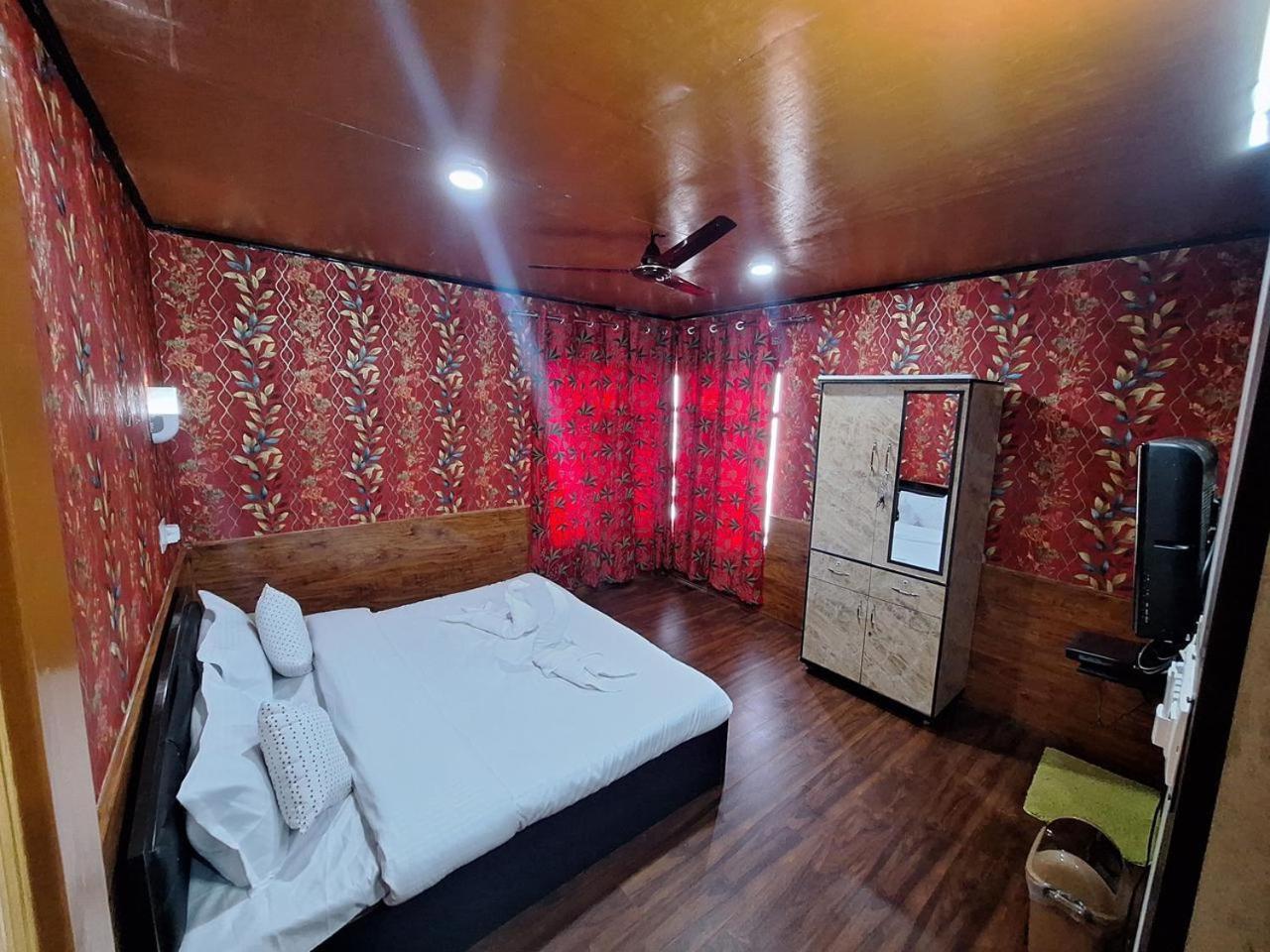 Naseem Hotel Srinagar (Jammu and Kashmir)