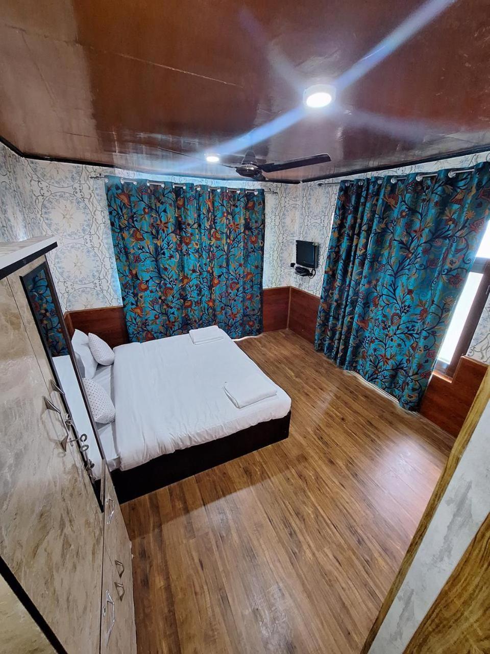Hotel Naseem Srinagar (Jammu and Kashmir)