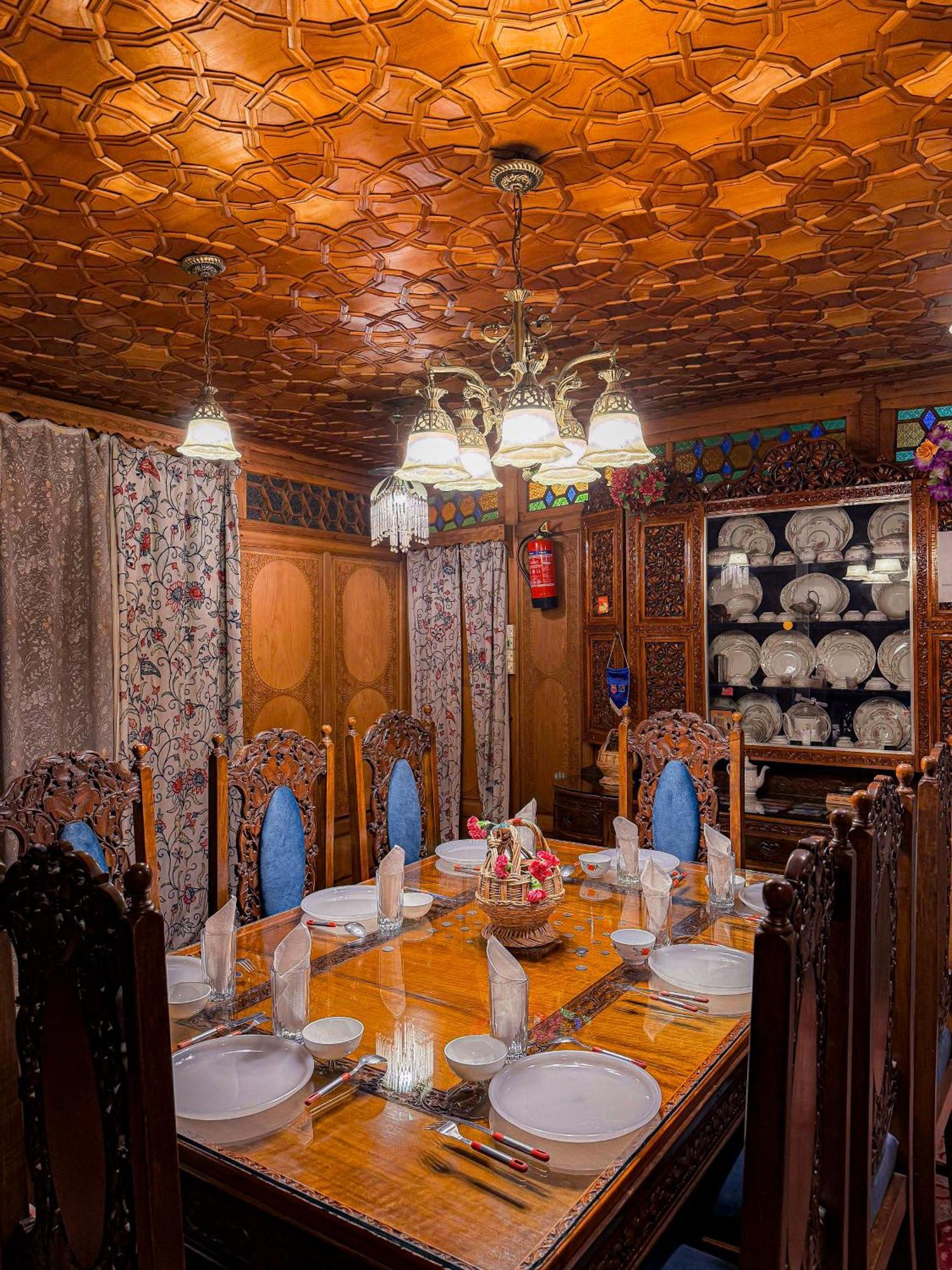 Botel Dal Heritage Houseboat New Manila