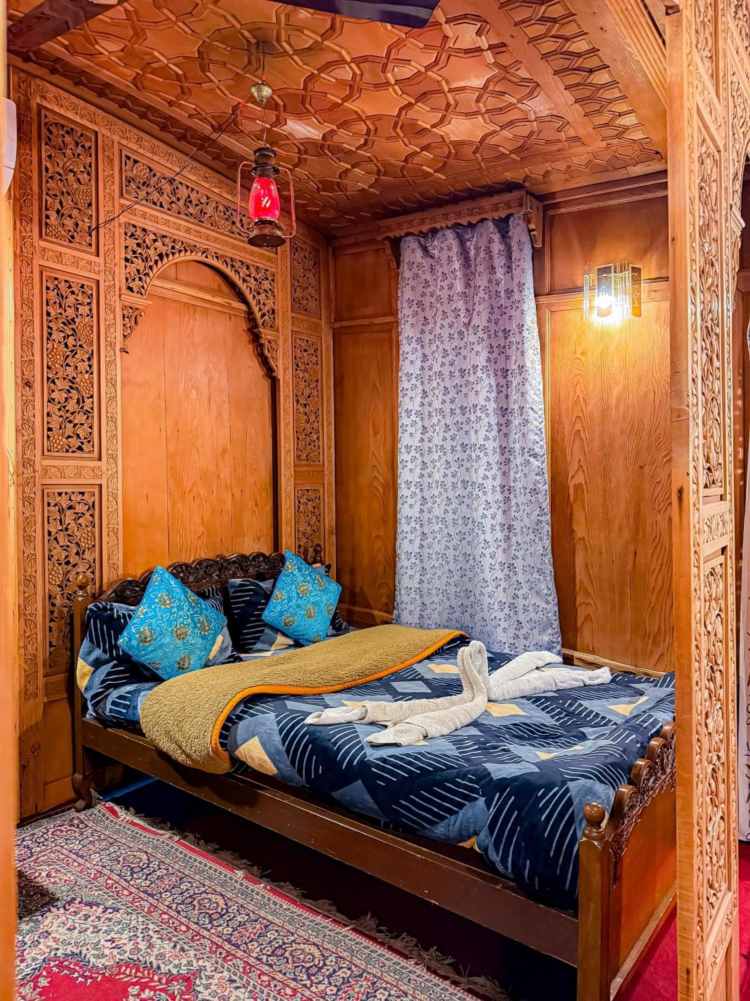 Dal Heritage Houseboat New Manila Srinagar (Jammu and Kashmir)