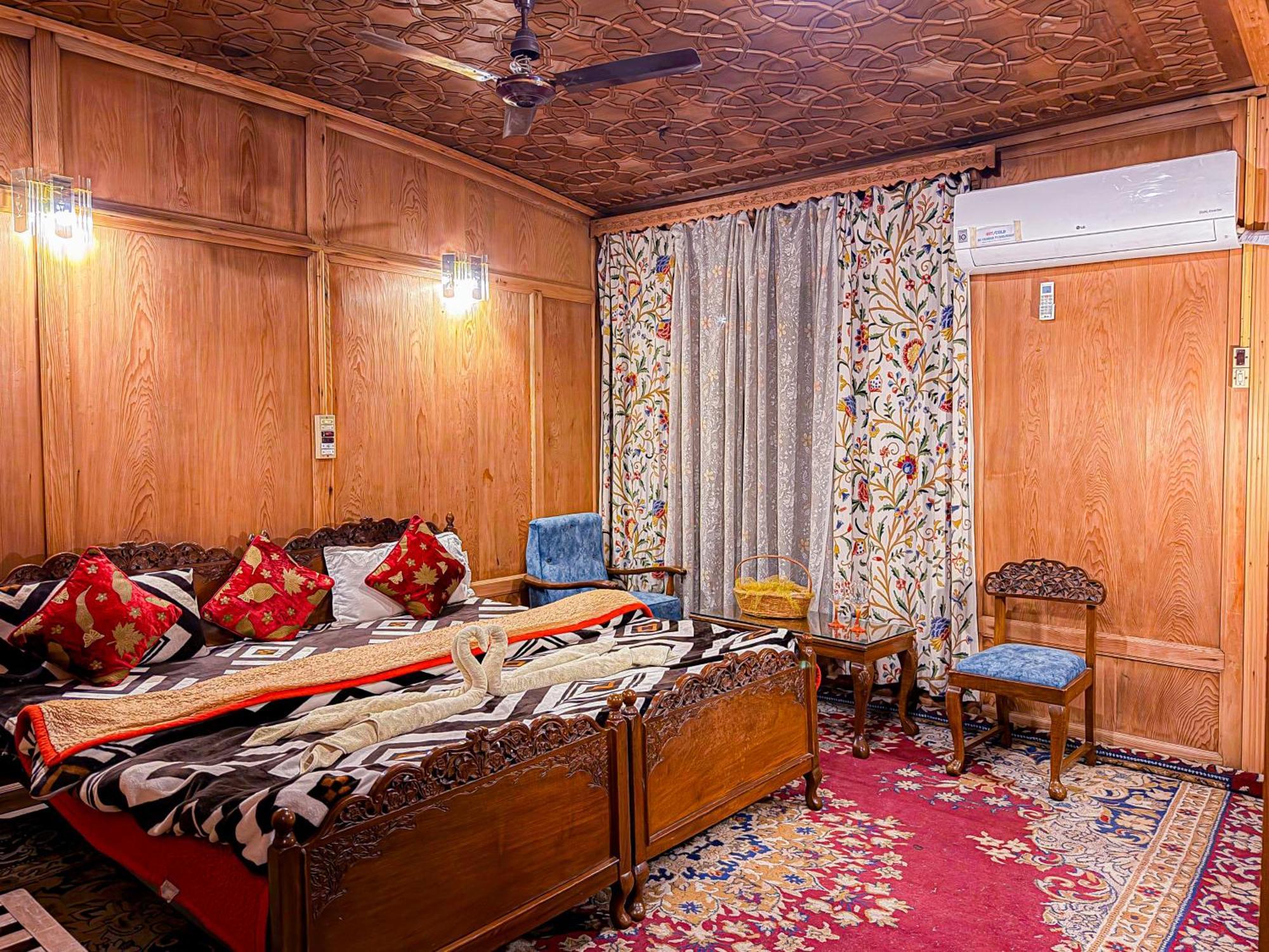 Dal Heritage Houseboat New Manila