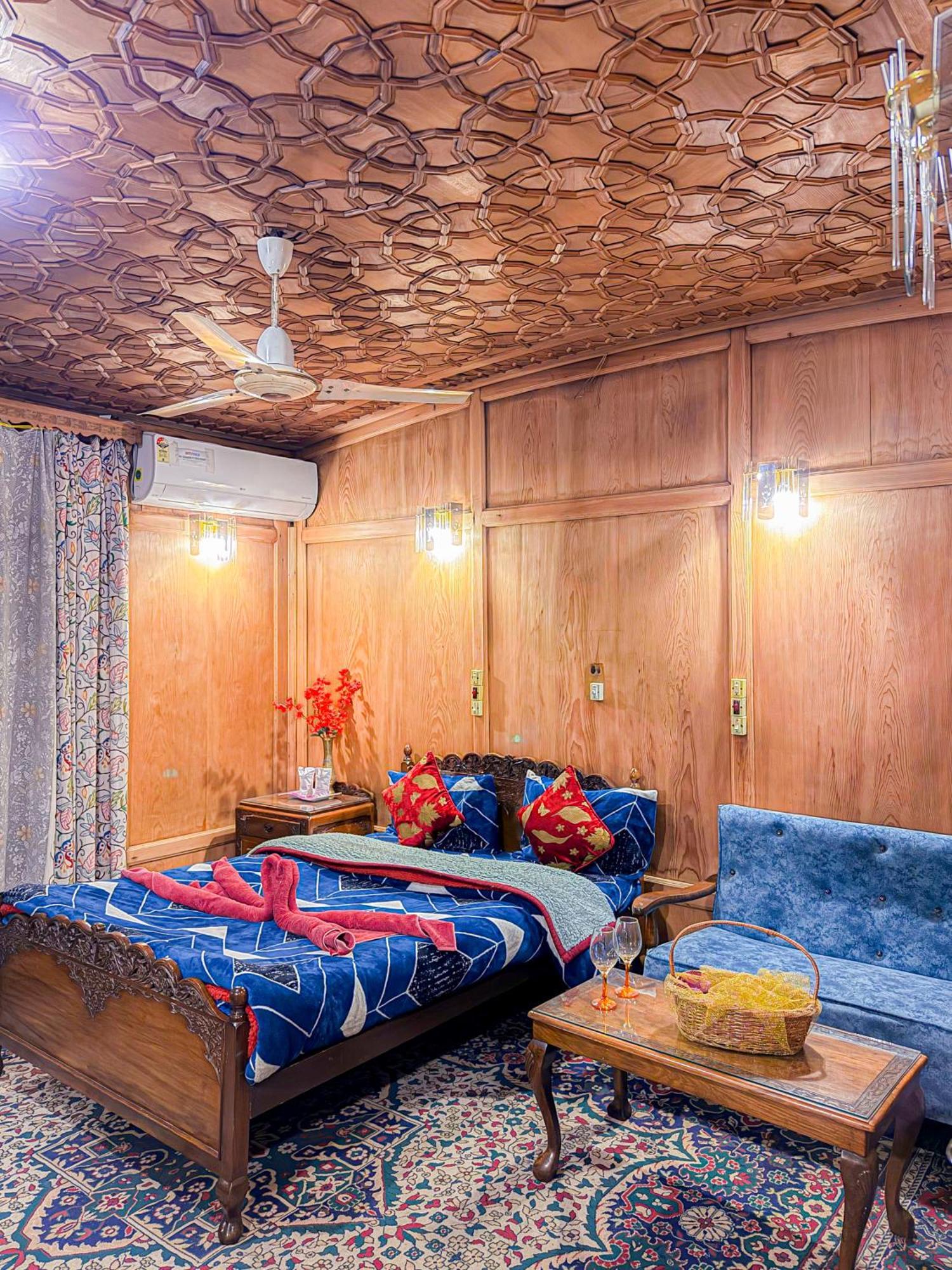 Dal Heritage Houseboat New Manila Botel 3*