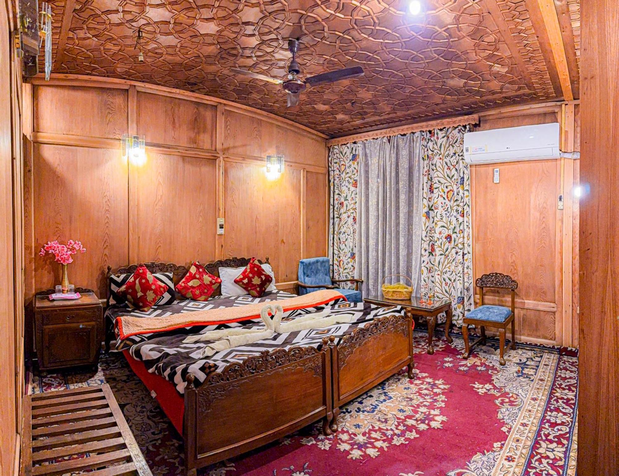 Dal Heritage Houseboat New Manila Srinagar (Jammu and Kashmir)