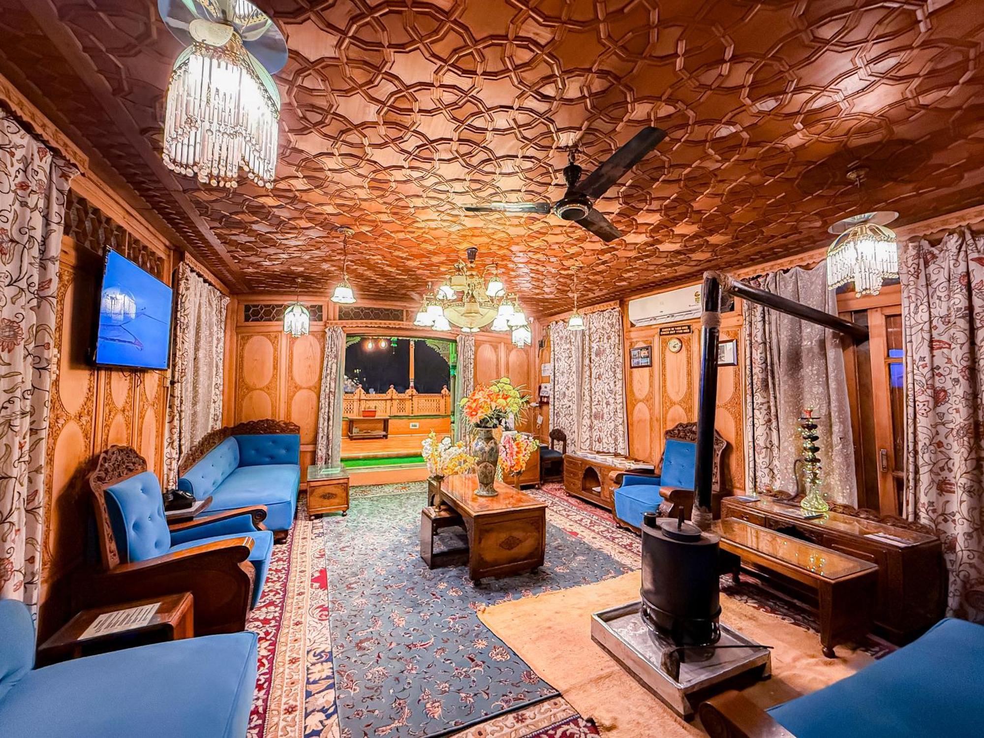 Botel Dal Heritage Houseboat New Manila