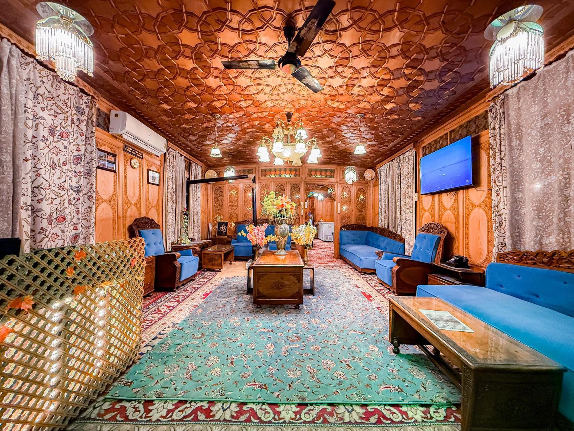 Botel Dal Heritage Houseboat New Manila 3*
