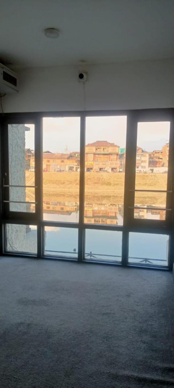 Zoz Jhelum River Hotel
