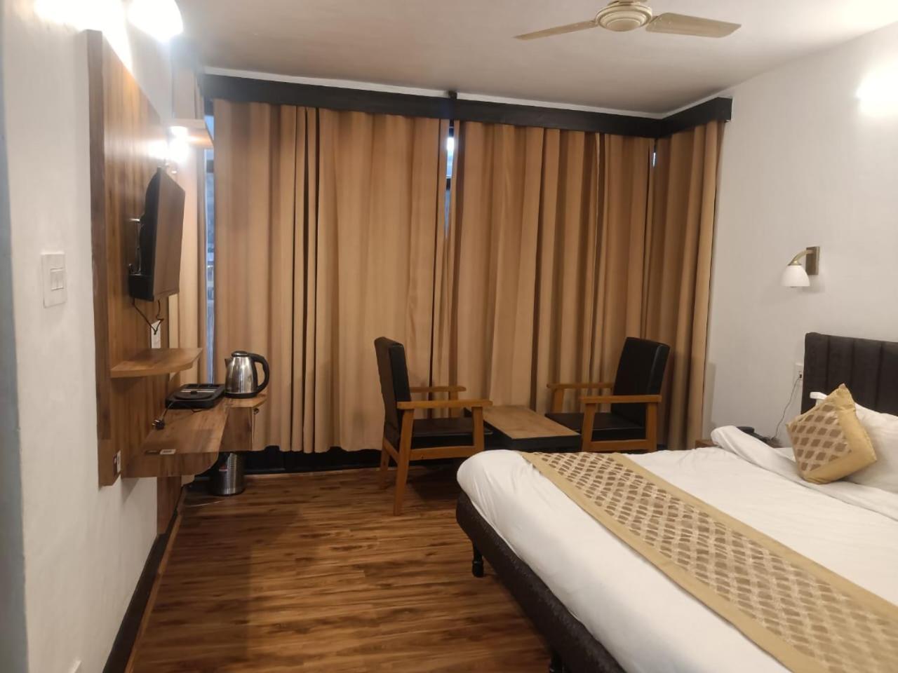 Hotel Zoz Jhelum River Srinagar (Jammu and Kashmir)