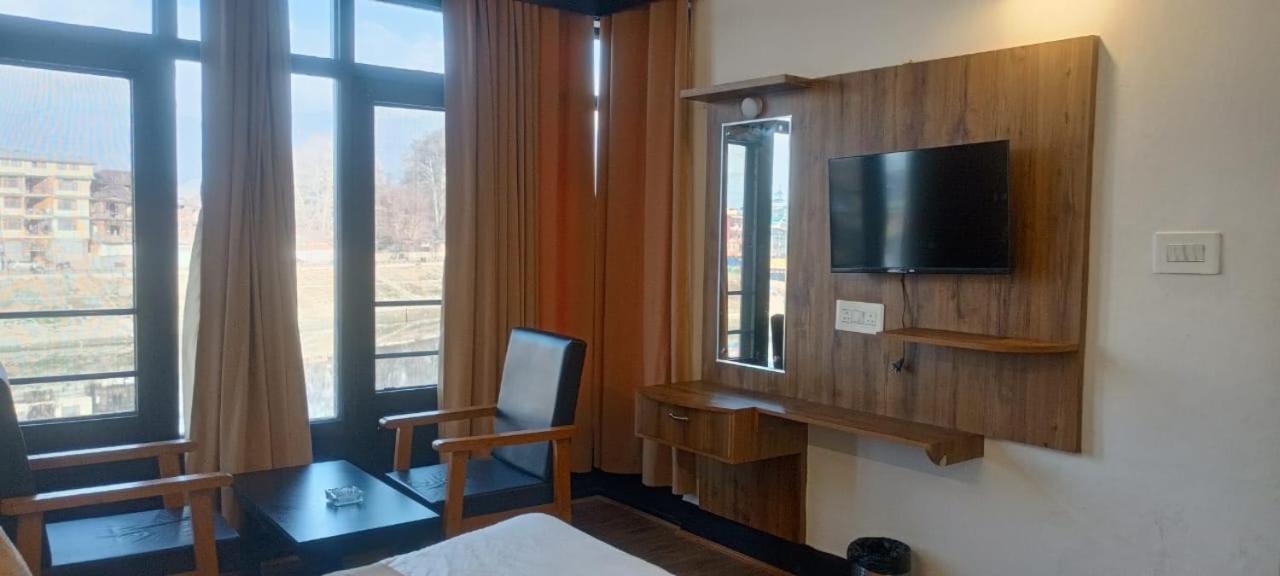 Zoz Jhelum River Hotel