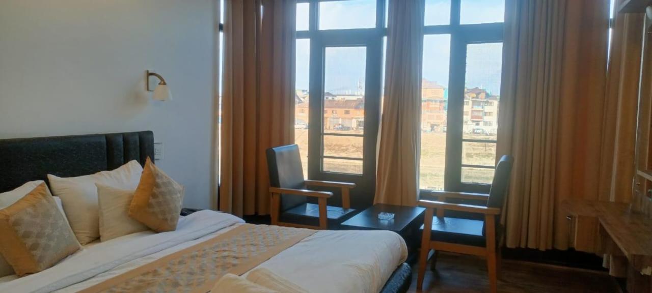 Hotel Zoz Jhelum River Srinagar (Jammu and Kashmir)