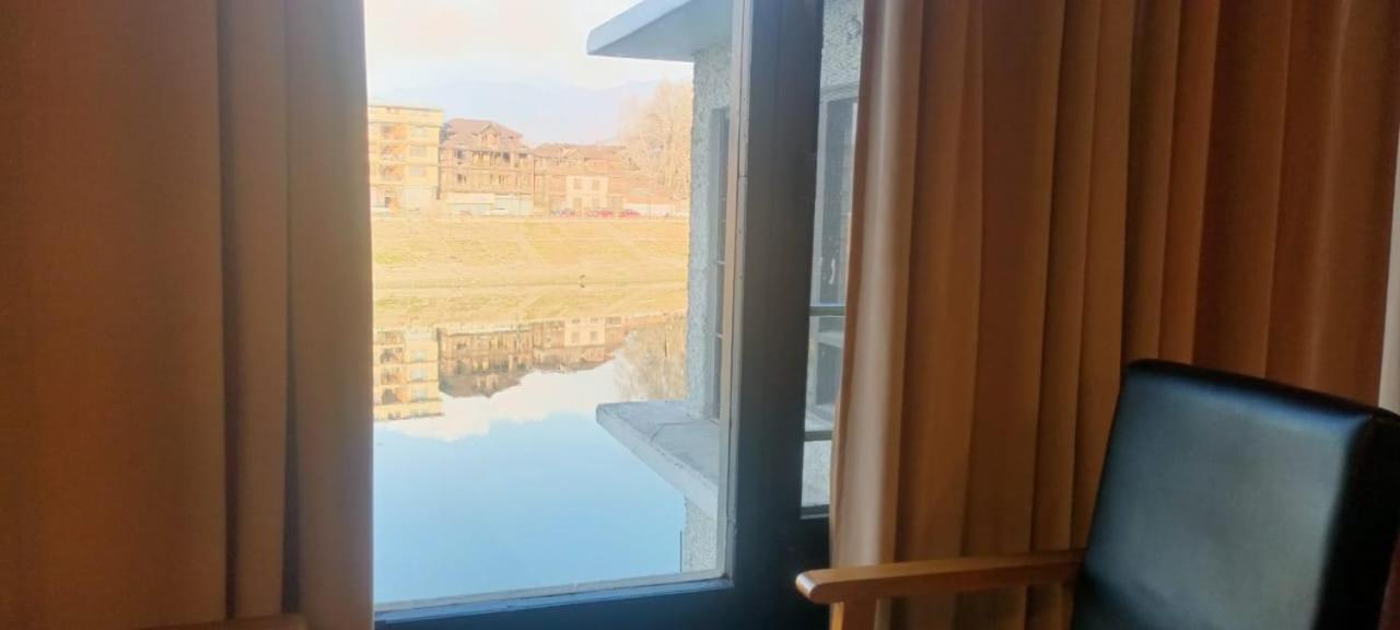 Zoz Jhelum River Hotel Srinagar (Jammu and Kashmir)