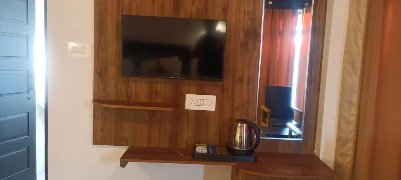 Hotel Zoz Jhelum River Srinagar (Jammu and Kashmir)