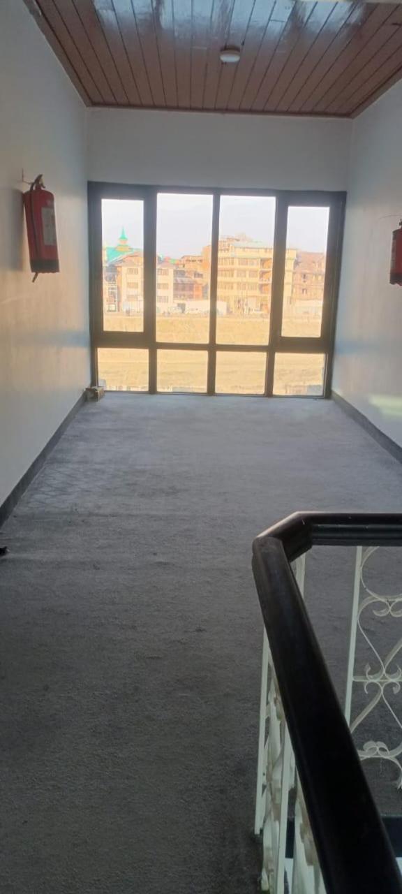 Hotel Zoz Jhelum River Srinagar (Jammu and Kashmir)