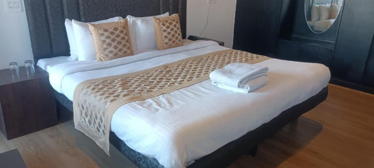 Hotel Zoz Jhelum River