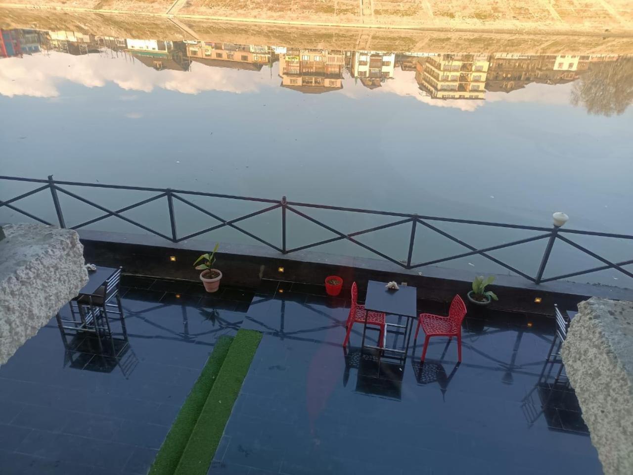 Zoz Jhelum River Hotel 3*