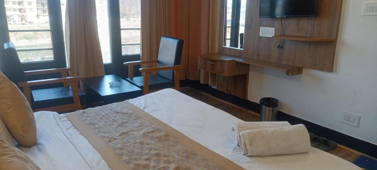 Zoz Jhelum River Hotel Srinagar (Jammu and Kashmir)