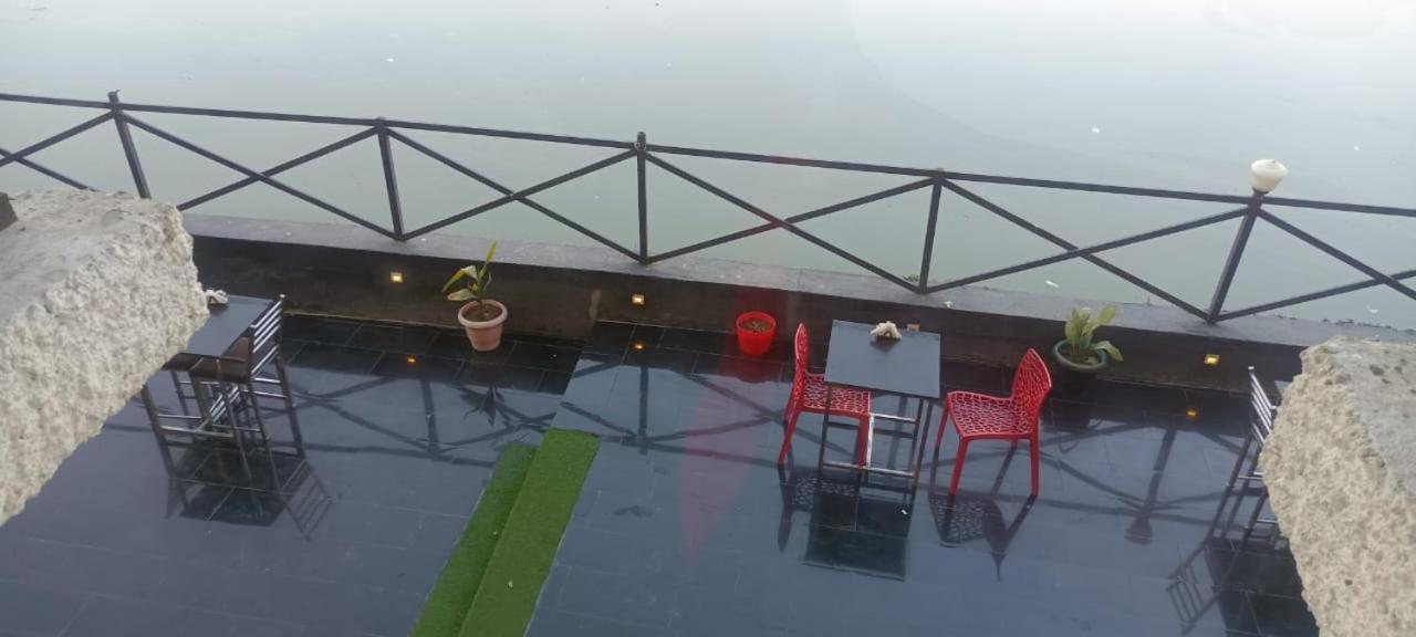 Zoz Jhelum River Hotel 3*