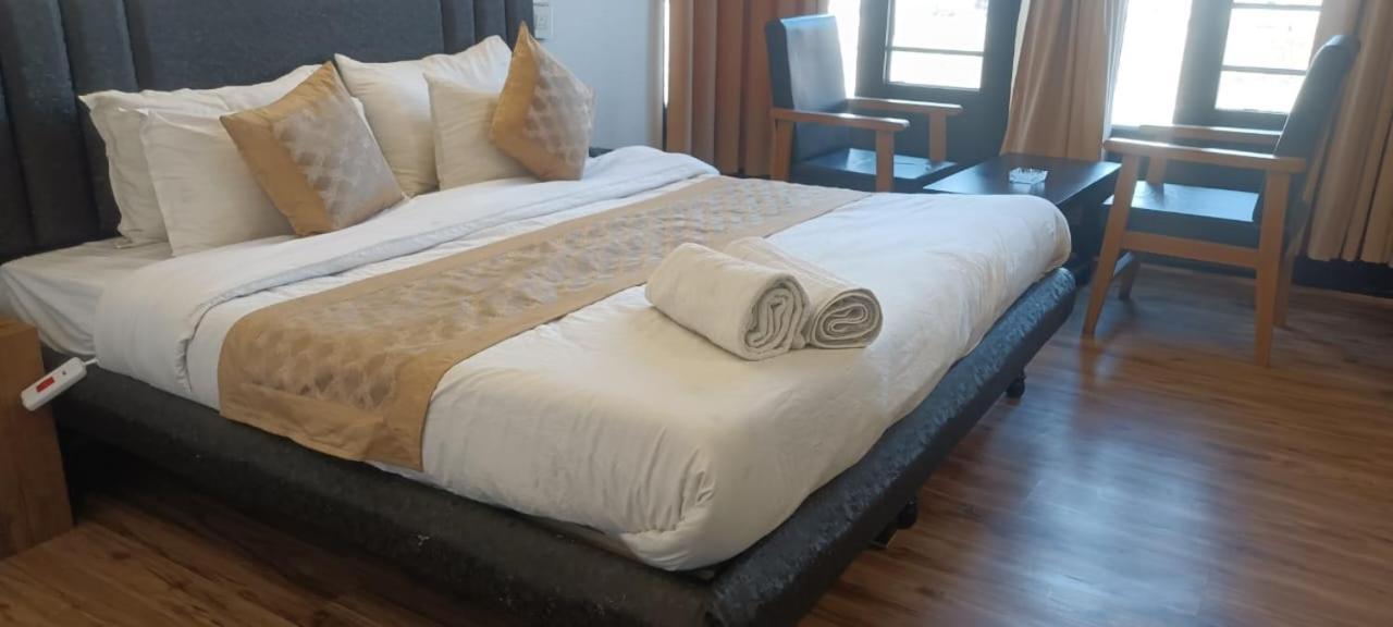 Hotel Zoz Jhelum River Srinagar (Jammu and Kashmir)