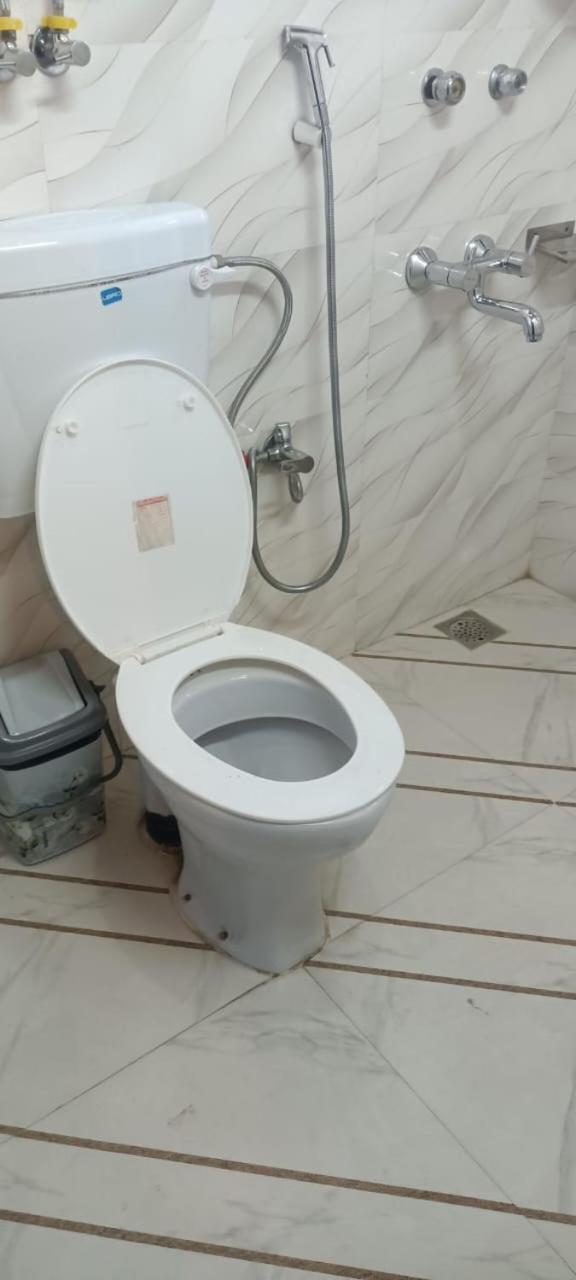 Hotel Zoz Jhelum River Srinagar (Jammu and Kashmir)