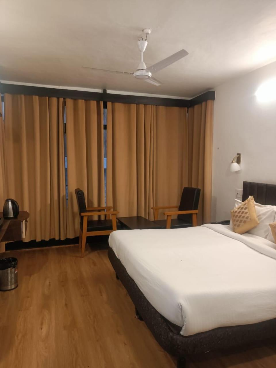 Hotel Zoz Jhelum River Srinagar (Jammu and Kashmir)